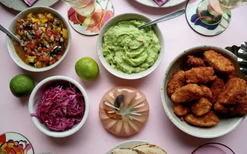En skål med guacamole, salsa, rödkål och friterad kyckling – allt för ett lyxigt tacos recept.
