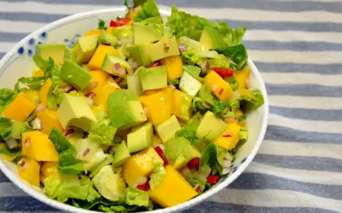 Sałatka z mango, awokado i sałatą. Idealna na lato, gdy zastanawiasz się, mango co zrobić.