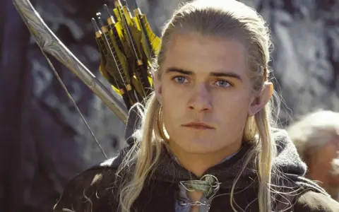 Orlando Bloom som Legolas i filmerna om Sagan om Ringen, med pilbåge och pilar redo.