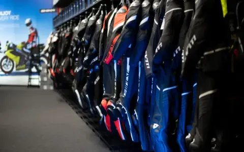 Kombinezon motocyklowy: Jedno- czy dwuczęściowy? Wybierz idealny!