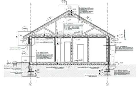 Przekrój przez budynek, szczegółowy projekt architektoniczno budowlany z opisem warstw izolacji i konstrukcji.