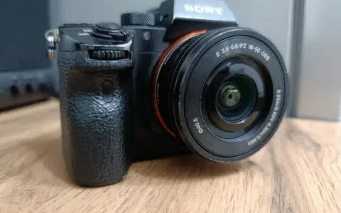 Sony a7r ii con obiettivo 16-50mm, pronta per catturare momenti indimenticabili.