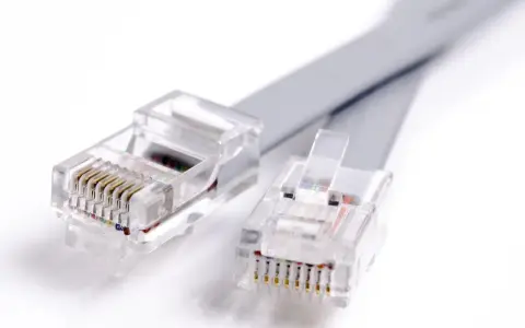 Deux connecteurs de prise téléphone transparents avec des fils colorés, prêts à établir une connexion.