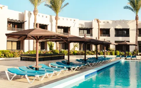 Basen i leżaki w Blend Club Aqua Resort. Opinie o tym miejscu są zazwyczaj pozytywne, a widok ten zachęca do relaksu.