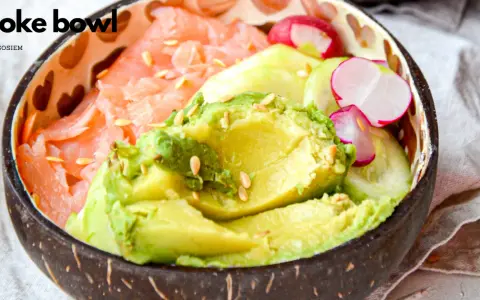 Pyszne poke bowls z łososiem, awokado, rzodkiewką i ogórkiem, posypane sezamem.
