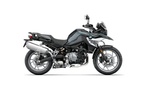 Szary motocykl BMW F 750 GS, gotowy na przygodę. Poznaj jego dane techniczne i ruszaj w drogę!