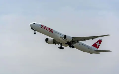 Samolot SWISS wznosi się w powietrze. Zastanawiasz się nad swiss bagaż podręczny wymiary?