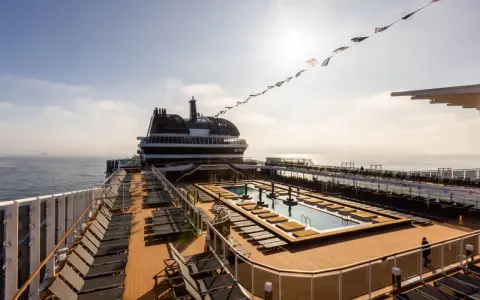 Ponte piscina e prendisole sul ponte superiore della MSC Euribia, una nave da crociera di grande lunghezza.