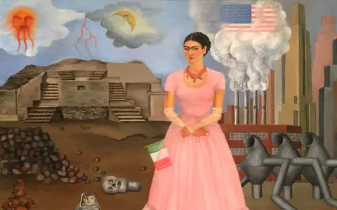 Frida Kahlo w różowej sukni, z flagą Włoch, na tle fabryki Forda i piramidy. Jej niepełnosprawność jest widoczna w jej postawie.