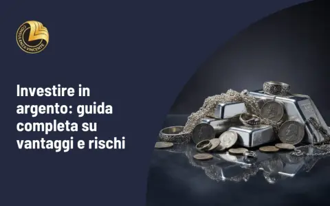 Lingotti e monete di argento 950, gioielli e catene brillano su una superficie riflettente.