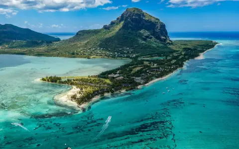 Widok na Le Morne Brabant na Mauritiusie. Turkusowa woda, plaże i góry. Czy warto tu przyjechać? Zdecydowanie tak!
