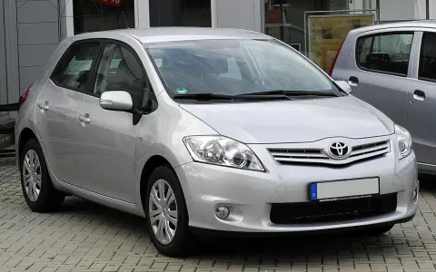 Toyota Auris: Ile litrów paliwa mieści bak? Sprawdź pojemność