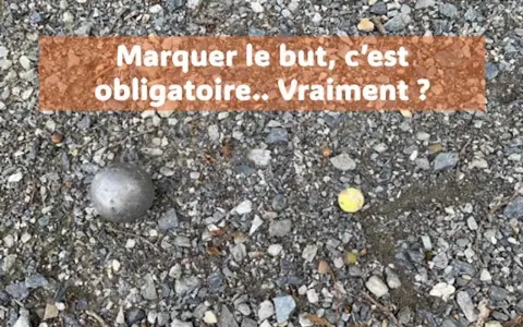 Une boule de pétanque et un cochonnet sur un terrain caillouteux. Le texte interroge : pourquoi marquer le cochonnet à la pétanque ? Est-ce vraiment obligatoire ?