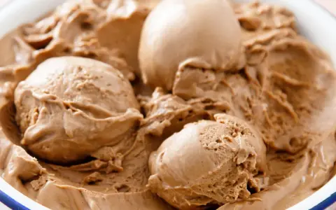Pyszne lody z serka wiejskiego, idealne na deser. Kremowe, czekoladowe, rozpływające się w ustach.