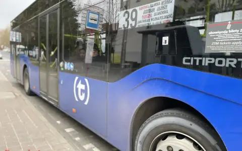 Autobus linii 39 z Piaseczna. Sprawdzam l2 rozkład jazdy, by zdążyć na czas.