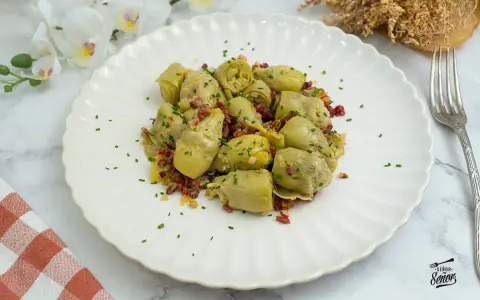 Alcachofas de bote salteadas con jamón y cebolla, un plato sencillo y delicioso. ¡Perfecto para tus recetas con alcachofas de bote!