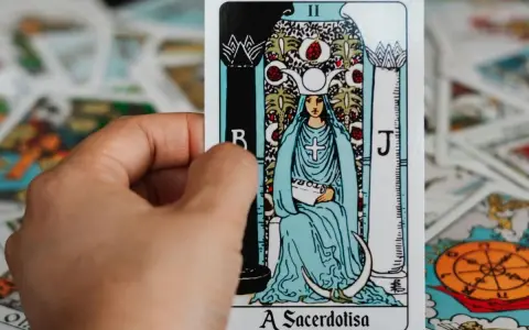 Karta Wielkiej Kapłanki, część talii do wróżenia, zapowiada tarot na tydzień.