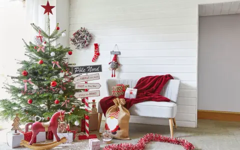 Un sapin décoré, des cadeaux et un fauteuil rouge invitent à faire des décorations de Noël. Un panneau "Pôle Nord" indique la direction.