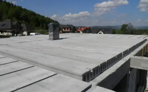 Płyty kanałowe i żelbetowe tworzą nowoczesne rodzaje stropów, gotowe do dalszych prac budowlanych.