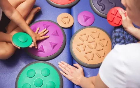 Zaburzenia sensoryczne u dzieci: Diagnoza, terapia SI i wsparcie w domu
