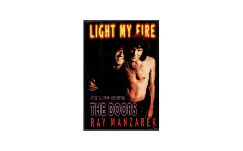 Okładka książki "My Life with The Doors" Raya Manzarka. Neonowy napis "LIGHT MY FIRE" nad dwoma mężczyznami.