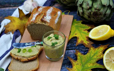 Pesto z karczocha idealne na jesienne kanapki. Podane z chlebem, cytryną i karczochami.