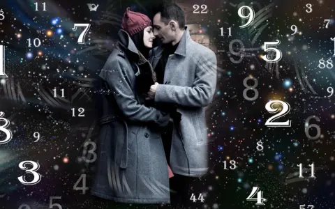 Para, otoczona liczbami, w tym numerologiczną 7 i 11, wpatruje się w siebie.
