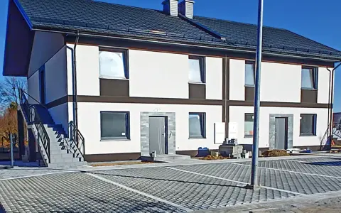 Nowy bliźniak w stanie deweloperskim, gotowy do wykończenia. Nowoczesna elewacja, parking z kostki brukowej.