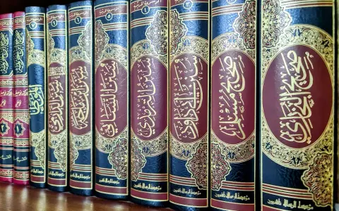 Eine Reihe von Büchern mit arabischer Schrift, die Hadith Qudsi-Sammlungen enthalten.