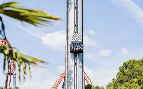 ¿Sabes cuánto mide la lanzadera del parque de atracciones? Sorprendente altura