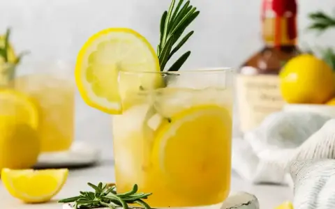 Orzeźwiający drink z cytryną i rozmarynem. Jak pić chartreuse? Ten drink to idealna propozycja na lato.