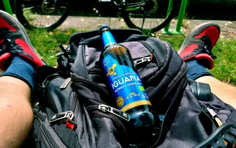 Po rowerowej wycieczce, chwila relaksu z piwem Iguana. To firma, która oferuje napoje bezalkoholowe.