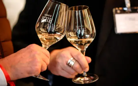 Deux verres de pinot gris "Sainte Joie" levés pour un toast.