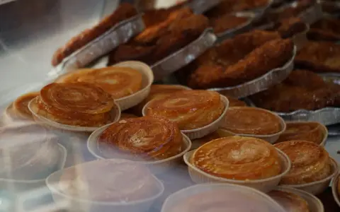 Délicieuses pâtisseries feuilletées, une spécialité culinaire d'Île-de-France, dorées et caramélisées.