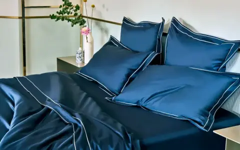Lenzuola blu navy con bordi bianchi, perfette per ogni letto. Consulta la tabella misure lenzuola per trovare la tua.