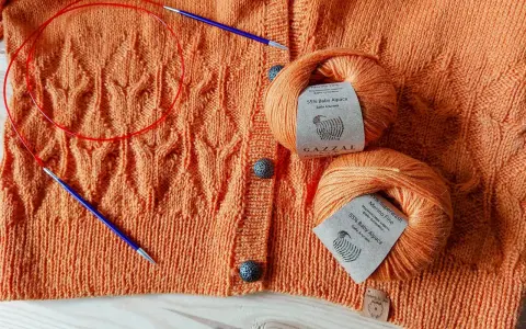 Pomarańczowy sweter z pięknymi wzorami na drutach, włóczka baby alpaca i druty.