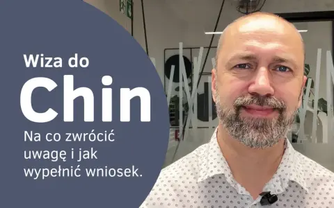 Wiza do Chin: poradnik jak wypełnić wniosek i na co zwrócić uwagę. Mężczyzna z brodą uśmiecha się do kamery.