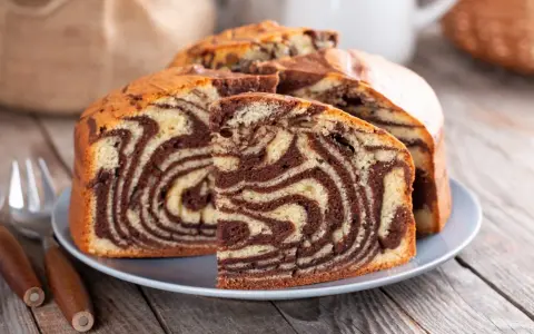 Pyszne ciasto zebra, idealne na rodzinne popołudnie. Ten przepis na ciasto jest prosty i szybki.
