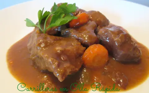 Carrilleras de cerdo en olla express, tiernas y jugosas, con zanahorias y perejil. ¡Un plato rápido y delicioso!
