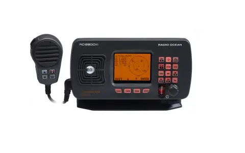 Radio Ocean RO6800 AIS, une radio marine VHF DSC avec fonction AIS. Le microphone est prêt pour la communication.