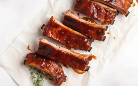 Costillas a la miel, jugosas y glaseadas, listas para disfrutar. Un manjar irresistible.