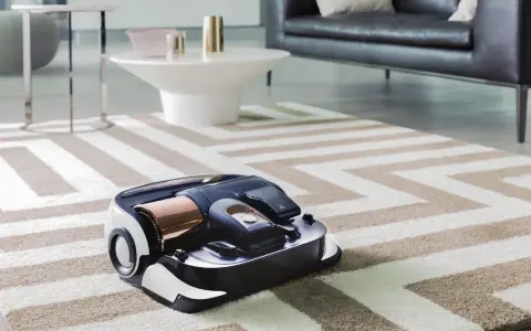 En modern robotdammsugare arbetar på en randig matta i ett stilrent vardagsrum.