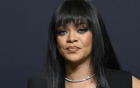 Rihanna, najbogatsza piosenkarka na świecie, z błyszczącym naszyjnikiem i charakterystyczną grzywką.