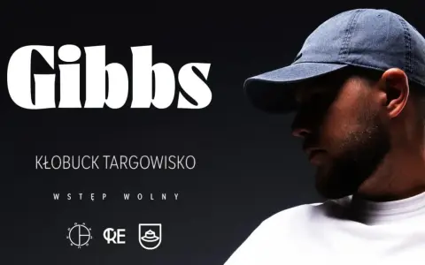 Gibbs w czapce, z zarostem, zapowiada wydarzenie "Kłobuck Targowisko". Ile lat ma Gibbs? Tego nie wiemy, ale na pewno jest gotowy na występ.