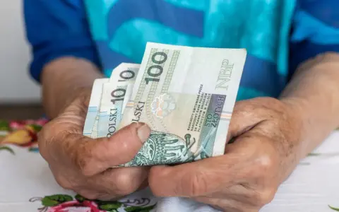 Dłonie trzymają polskie banknoty. Zastanawiasz się, ile może zająć ZUS z wynagrodzenia?