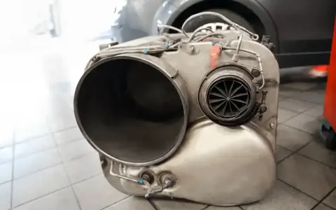Element układu wydechowego, prawdopodobnie po usuwaniu DPF. Widoczna turbina i duża rura.