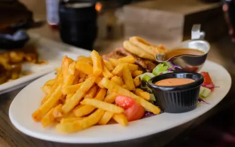 Ile kalorii mają frytki z piekarnika? Sekrety zdrowej wersji