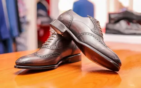 Eleganckie, brązowe półbuty męskie z ażurowymi zdobieniami. Zastanawiasz się, co to zelówka? To podeszwa buta, która zapewnia komfort i przyczepność.