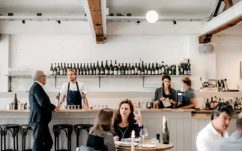 Un bar de restaurant moderne avec des employés derrière le comptoir, respectant les normes d'hygiène et de service.