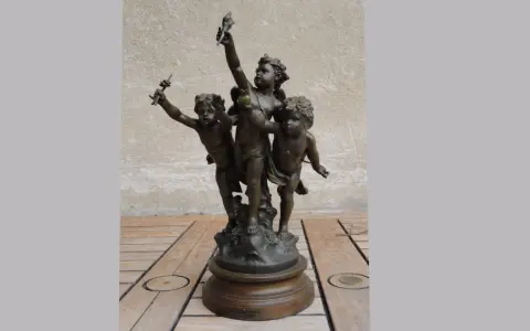 Bronze de trois angelots tenant des torches. Le prix du régule au kilo est une donnée importante pour estimer la valeur de cette sculpture.